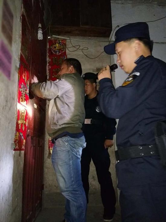 海子乡粗心妈妈误将幼女锁家中 民警全城寻开锁师傅开门